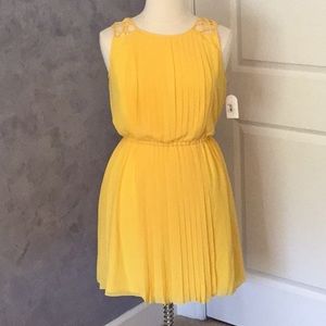 Jessica Simpson yellow sleeveless dress.